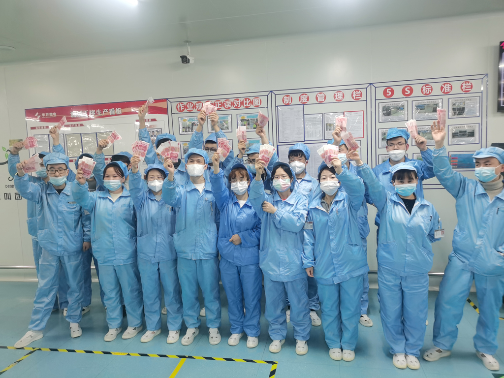 星空电竞微电经营班子为员工发放“开年红包”